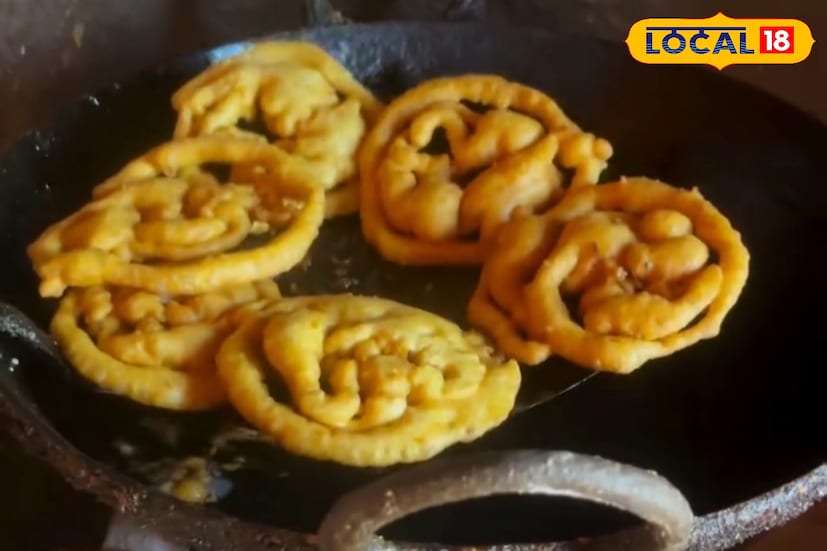 রঘুনাথপুর শহরের ভাবরা বিক্রেতা প্রশান্ত মাহাতো জানান, “সারা বছরই ভাবরা বিক্রি হয়। তবে শীত পড়তেই বিক্রি এক ধাক্কায় অনেকটা বেড়ে যায়। প্রতি পিসের দাম পাঁচ টাকা।” (ছবি ও তথ্য: শান্তনু দাস)