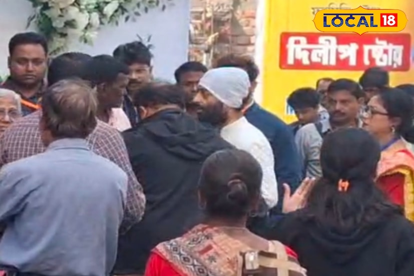 জিয়াগঞ্জ, কৌশিক অধিকারী: মুর্শিদাবাদের ভুমিপুত্র গায়ক অরিজিৎ সিং। তার নাম জগৎ জোড়া বিখ্যাত। বিশ্ববিখ্যাত সংগীতশিল্পী অরিজিত সিং জিয়াগঞ্জের লক্ষ্মী টকিজে তাঁর মিউজিক অ্যান্ড থিয়েটার ওয়ার্কশপ শুরু করতেই এলাকা জুড়ে দেখা গেল ব্যাপক উন্মাদনা। জিয়াগঞ্জ, কৌশিক অধিকারী: মুর্শিদাবাদের ভুমিপুত্র গায়ক অরিজিৎ সিং। তার নাম জগৎ জোড়া বিখ্যাত। বিশ্ববিখ্যাত সংগীতশিল্পী অরিজিত সিং জিয়াগঞ্জের লক্ষ্মী টকিজে তাঁর মিউজিক অ্যান্ড থিয়েটার ওয়ার্কশপ শুরু করতেই এলাকা জুড়ে দেখা গেল ব্যাপক উন্মাদনা।