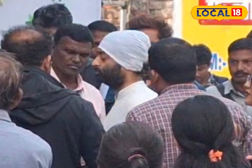 মঙ্গলবার সকাল থেকেই শহরের বিভিন্ন প্রান্ত থেকে শিল্পী, ছাত্রছাত্রী ও সঙ্গীতপ্রেমীরা ভিড় জমাতে থাকেন ওয়ার্কশপে যোগ দেওয়ার জন্য।