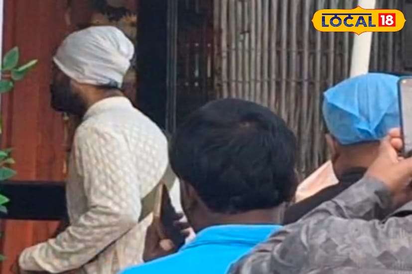 এদিকে জানা গেছে, মুর্শিদাবাদের বহরমপুর সার্কিট হাউসে অবস্থান করছেন রাজ্যপাল সি. ভি. আনন্দ বোস। সেখান থেকেই তিনি আজই জিয়াগঞ্জে এসে অরিজিৎ সিং-এর এই বিশেষ ওয়ার্কশপে যোগ দেবেন বলে প্রশাসনিক সূত্রে খবর। রাজ্যপালের আগমনে ওয়ার্কশপে আরও বাড়তি গুরুত্ব ও উত্তেজনা যোগ হয়েছে।