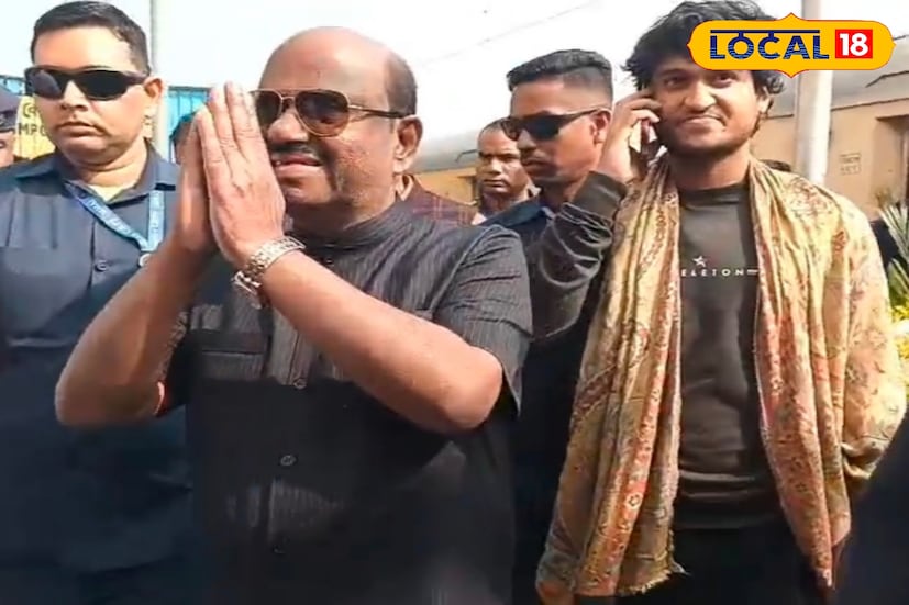 আগেই জিয়াগঞ্জে পৌঁছে গিয়েছেন অরিজিৎ সিং। বিশ্বখ্যাত এই গায়ককে কাছ থেকে দেখার জন্য স্থানীয়দের মধ্যে ছিল অপার আগ্রহ। ওয়ার্কশপের মাধ্যমে নতুন প্রজন্মকে সংগীত ও থিয়েটারের প্রতি আকৃষ্ট করা এবং তাদের প্রতিভা বিকাশের লক্ষ্য নিয়েই এই উদ্যোগ বলে জানান আয়োজকরা।