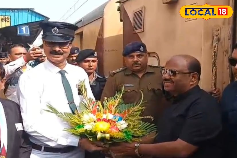 রাজ্যপালের উপস্থিতিতে আজকের কর্মসূচি আরও বিশেষ হয়ে উঠবে বলেই মনে করছেন সবাই। জিয়াগঞ্জের লক্ষ্মী টকিজ ঘিরে এখন উৎসবের আবহ। 