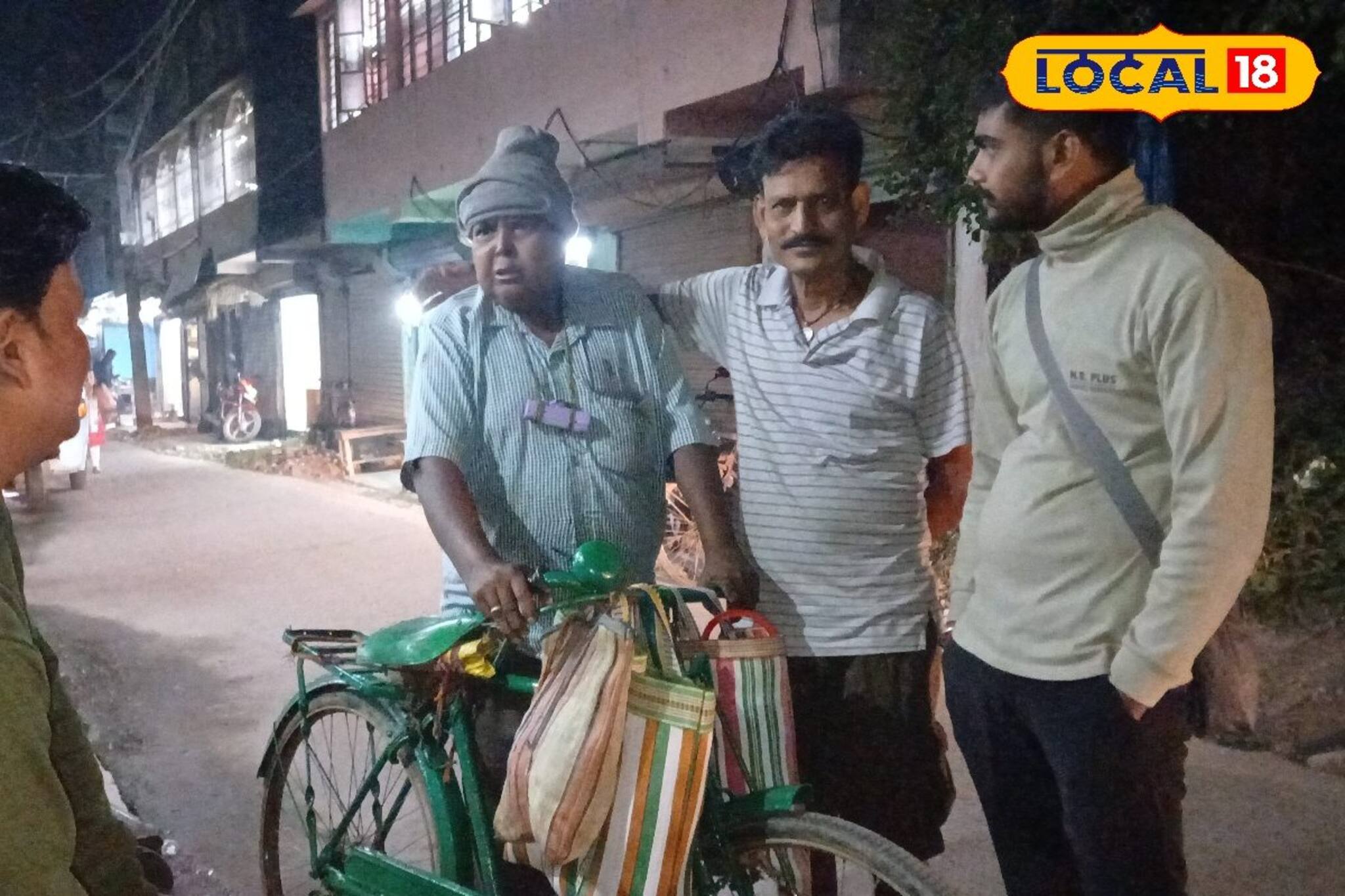 এই বাজারেও মাত্র ২ টাকা দরে শিঙাড়া বিক্রি করছেন হাওড়ার লকাই! হাওড়ার বাজারে সুপারহিট