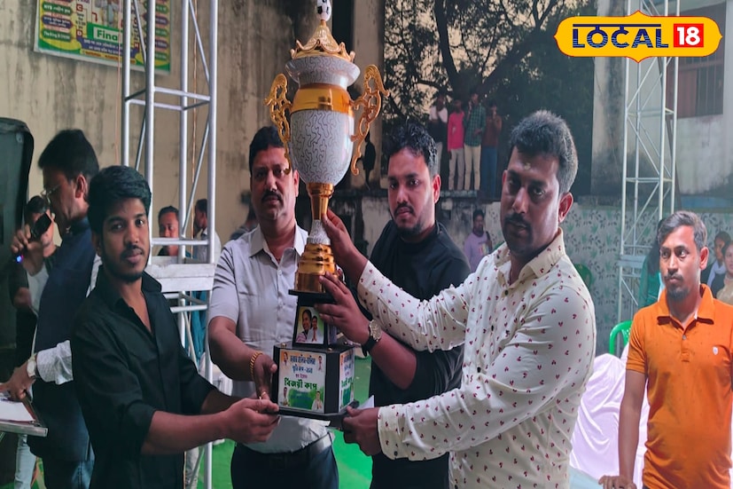 জেলা যুব নেতা আফজল রহমান (সঞ্জু) জানান, “আমাদের এই টুর্নামেন্ট প্রায় ৫০ বছরেরও বেশি সময় ধরে চলছে। আশপাশের বহু গ্রামের মানুষ সারা বছর অপেক্ষা করে থাকেন এই মাঠে ফুটবল দেখার জন্য।” তাঁর কথায়, জঙ্গলমহলের মানুষের কাছে এই ফুটবল টুর্নামেন্ট আজ এক আবেগে পরিণত হয়েছে। জেলার অন্যতম বৃহৎ এই প্রতিযোগিতা তাই প্রতিবছরই উৎসাহ-উদ্দীপনার মধ্য দিয়ে সম্পন্ন হয়।তথ্য ও ছবি: বনোয়ারীলাল চৌধুরী