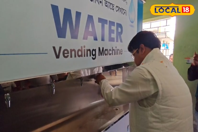 শুধু ওয়াটার এটিএম বসানোই নয়, জলের গুণগত মান কেমন, ছাত্রছাত্রীদের পান করার আগে বিধায়ক নিজে উদ্বোধন করে সেই জল পান করে যাচাই করলেন। (ছবি ও তথ্য: মৈনাক দেবনাথ)