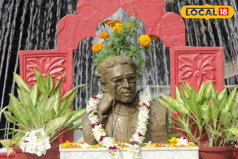 অবাক হলেও এটাই সত্যি ফলতা থানার অদূরে রয়েছে এই বসু বিজ্ঞান মন্দির। এখানে তিনি জীবনের একটি সময় কাটিয়েছেন। ফলতার এই বাড়িতে তিনি অনেক গবেষণামূলক কাজ করেছিলেন। আজও তাঁর স্মৃতিতে জন্মদিনে সকলের জন্য খুলে দেওয়া হয় মূল ফটক।