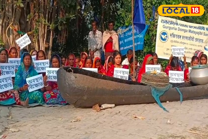 জীবন জীবিকার তাগিদে সুন্দরবন লাগোয়া ব্লকগুলোই মৎস্যজীবীরা জঙ্গলে মাছ কাঁকড়া ও মধু সংগ্রহ করে জীবিকা নির্বাহ করে আসছে। এই মুহূর্তে তাদের উপরে নেমে এসেছে ঘোর অন্ধকার। আর তারই প্রতিবাদে নদী বক্ষে শতাধিক তালের ডোঙ্গা নিয়ে কুলতলী বিট অফিসে অবরোধ করেছিল মৎস্যজীবীরা।