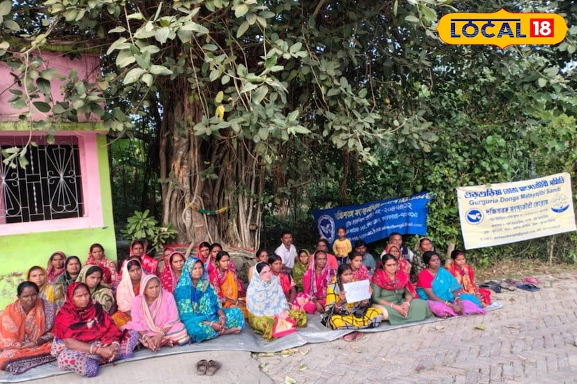 মৎস্যজীবীদের অধিকার ও নিরাপত্তার দাবিতে ধর্নায় বসলেন মৈপীঠের গুড়গুড়িয়া ডোঙা মৎস্যজীবীদের সংগঠনের সদস্যেরা। অভিযোগ, তালগাছের ডোঙা নিয়ে সুন্দরবনের নদী খাঁড়িতে মাছ ধরে জীবিকা নির্বাহ করা মৎস্যজীবীদের উপর বন দফতর নিষেধাজ্ঞা থাকার কারণে।