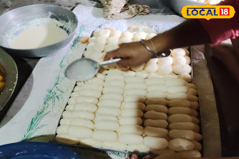 দুধ জ্বাল দিয়ে ছানা তৈরি করুন। লেবুর রস অথবা ভিনেগার ব্যবহার করুন দুধ থেকে ছানা তৈরি করার জন্য। ছানা তৈরি হলে নামিয়ে ভাল করে জল ঝরিয়ে নিন। এজন্য ছেঁকে ঠাণ্ডা জল দিয়ে ধুয়ে ঝুলিয়ে রাখতে পারেন। ১ ঘণ্টা পর ভালো করে চেপে চেপে জল বের করুন। 