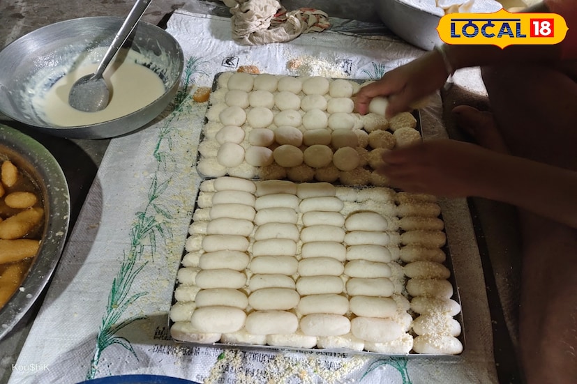 চুলার জ্বাল কমিয়ে ঢাকনা দিয়ে ঢেকে দিন সিরার পাত্র। কিছুক্ষণ পর মিষ্টিগুলো নেড়ে দিন। এভাবে রেখে দিন দুই ঘণ্টা। জল যেন কমে না যায় সেদিকে খেয়াল রাখবেন। সিরা যত কমতে থাকবে, চমচমের রং তত গাঢ় হবে। বাদামি হয়ে গেলে ও সিরা কমে গেলে চুলা থেকে নামিয়ে ঠাণ্ডা করুন। এবার মাওয়ায় গড়িয়ে সুস্বাদু চমচম পরিবেশন করুন।