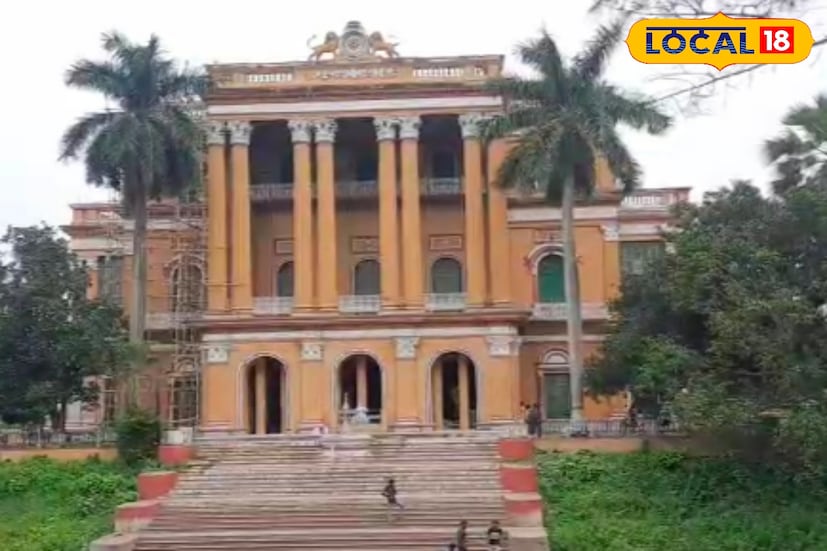 মুর্শিদাবাদ জেলার বালুচর এলাকায় তৈরি হয় এই দুর্দান্ত শাড়ি। ডিজাইন এবং রঙ সবেতেই নজরকাড়া বালুচরি শাড়ির চাহিদা সর্বত্র। আর রয়েছে রেশম সুতো দিয়ে তৈরি শাড়ি। এই জেলার রেশম শিল্পও বিশ্ববিখ্যাত। মুর্শিদাবাদ বেড়াতে গেলে তাই সংগ্রহে একটা সিল্কের শাড়ি অন্তত নিয়ে ফেরেন অনেকেই। এছাড়াও শোলার কাজ এবং পিতলের কাজের জন্যও বাংলার এই জেলা বেশ বিখ্যাত।