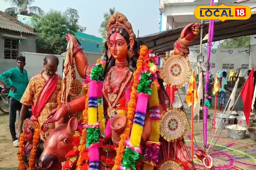 দেবী শীতলাকে এখানে পুজো করা হয় জগদ্ধাত্রী রূপে।আজ থেকে প্রায় সাড়ে ৩০০ বছর আগে স্বপ্নাদেশ পেয়ে শুরু হয় পুজো এবং দেবী প্রতিমা বিসর্জন করা হয় ১২ বছর অন্তর।৩০০ বছরের পুরনো দেবীর শীতলা বিসর্জন উপলক্ষ্যে হাজার হাজার মানুষের সমাগম ঘটে পূর্ব বর্ধমানের জামালপুরের বেত্রাগড় গ্রামে। (ছবি ও তথ্য: সায়নী সরকার)