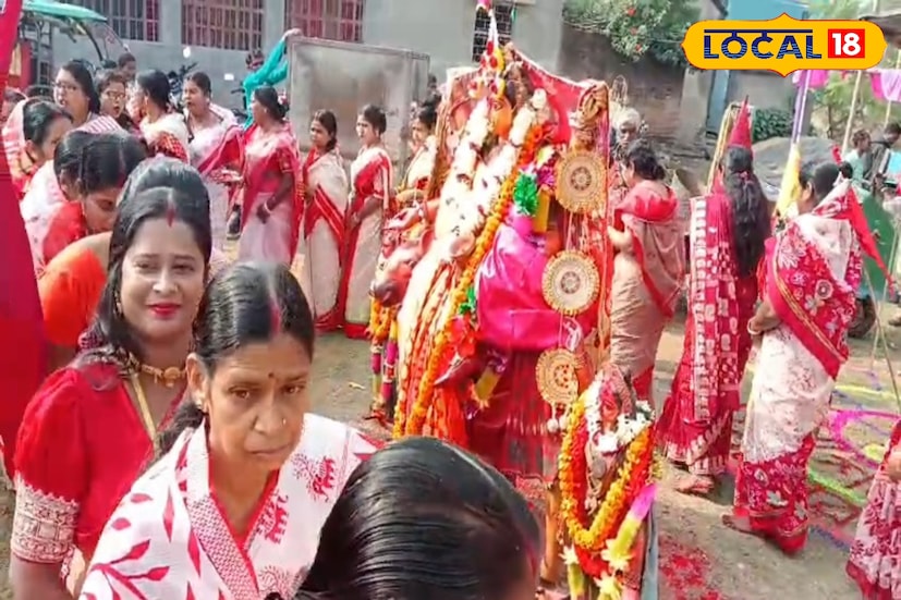 তিনি আরও বলেন, সকালে বিশেষ পুজো করে মাকে নিরঞ্জনের উদ্দেশ্যে নামিয়ে বরণ করে গোটা গ্রাম পরিক্রমা করিয়ে মায়ের নিজের পুকুরে বিসর্জন দেওয়া হবে। এই উপলক্ষ্যে আজ হাজার হাজার ভক্ত সমাগম হয় ও মায়ের ভোগ খাওয়ানো হয়। মায়ের বিসর্জন উপলক্ষ্যে গোটা গ্রামে এক উৎসবের আমেজ তৈরি হয়েছে।