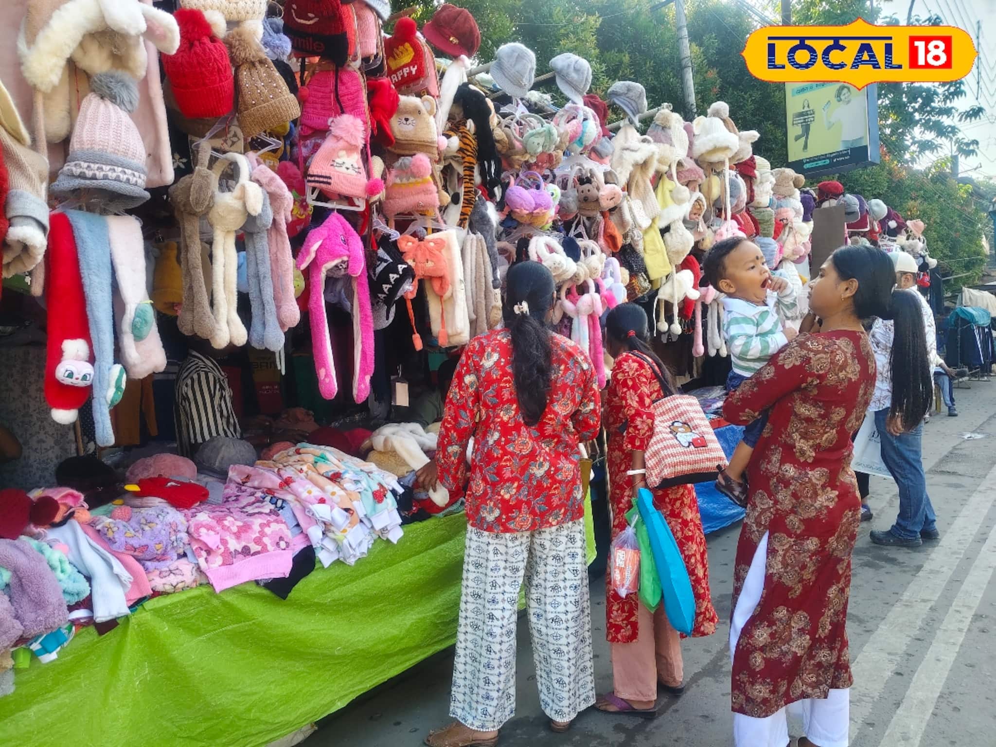 Winter Fashion: চাপ দিলেই খাড়া হয়ে যাচ্ছে কান, 'পমপম টুপি' না পেলে কেঁদে ভাসাচ্ছে খুদেরা! জলপাইগুড়িতে নয়া ট্রেন্ড