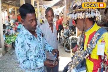 ময়নাগুড়ির ভাইরাল ‘সেফটিপিন ম্যান’ নজর কাড়ছেন সবার, আসল কারণ কিন্তু ব্যবসা ময়নাগুড়ির ভাইরাল ‘সেফটিপিন ম্যান’ নজর কাড়ছেন সবার, আসল কারণ কিন্তু ব্যবসা