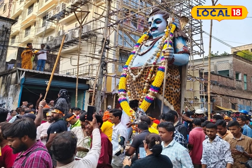 খাগড়া থেকে শোভাযাত্রা বের হতেই রাস্তার দুই ধারে অগনিত ভক্তরা ভিড় জমান। শোভাযাত্রা বের করে গোটা শহরের একাংশ পরিক্রমা করে বহরমপুরে গঙ্গার ঘাটে প্রতিমা নিরঞ্জন করা হয় সন্ধ্যায়। যা দেখতে ভিড় জমিয়েছিলেন বহু সাধারণ মানুষজন ।