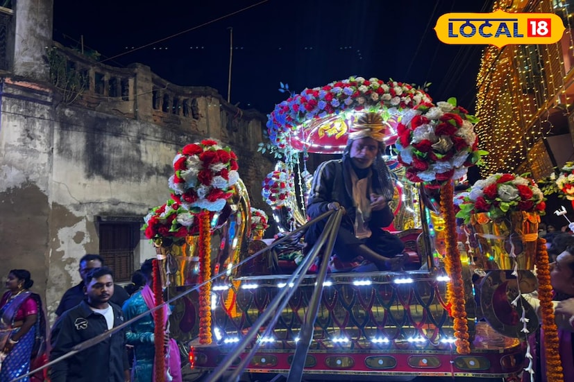 সব মিলিয়ে বাঙালির বিয়ে এখন শুধুই রীতি নয়, হয়ে উঠছে আকর্ষণের কেন্দ্র। আধুনিকতা, রঙিন আয়োজন, অভিনবত্ব সব মিলে বিয়ে হয়ে উঠছে এক বড়সড় উৎসব। কাটোয়ার এই বিয়ে যেন সেটাই আবার প্রমাণ করে দিল। (ছবি ও তথ্যঃ বনোয়ারীলাল চৌধুরী)