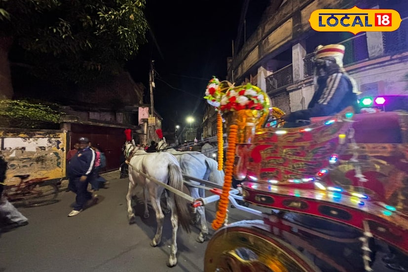 বাউন্সারদের সঙ্গে ছিল বাইরে থেকে আনা ঘোড়ার গাড়ি। রাতের শহরে ঘোড়ার টগবগ শব্দের সঙ্গে বাউন্সারের দাপুটে উপস্থিতি, পুরো দৃশ্যটাই অনেকের সিনেমার শ্যুটিং মনে হচ্ছিল। পথচলতি মানুষ দাঁড়িয়ে গিয়ে সেই দৃশ্য উপভোগ করতে থাকেন। কাটোয়ার রাস্তায় এমন রাজকীয় বরযাত্রী সচরাচর দেখা যায় না।
