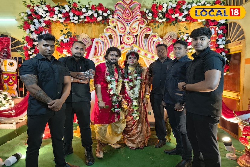 বুধবার এক অভিনব বিয়ের সাক্ষী থাকল কাটোয়া শহর। বিয়ে করতে এলেন বর, সঙ্গে বাউন্সারের পুরো টিম! প্রথমে অনেকে ভেবেছিলেন নিশ্চয়ই কোনও বড়সড় ভিআইপি এসেছেন। কিন্তু না, সেই ‘বিশেষ সিকিউরিটি’ ছিল শুধুমাত্র বরের জন্যই। শহরবাসী এমন দৃশ্য দেখে অবাক হওয়ার পাশাপাশি বেশ মজা পেয়েছেন। (ছবি ও তথ্যঃ বনোয়ারীলাল চৌধুরী)
