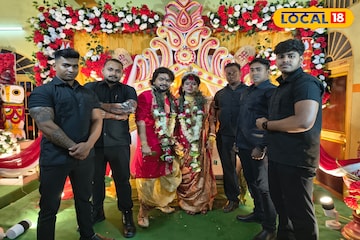 বাঙালি বিয়েতে নতুন ট্রেন্ড! বরের সুরক্ষায় আনা হল বাউন্সার বাহিনী বাঙালি বিয়েতে নতুন ট্রেন্ড! বরের সুরক্ষায় আনা হল বাউন্সার বাহিনী