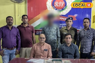 বর্ধমানে চলন্ত ট্রেন থেকে লাফিয়ে নামছিলেন যাত্রী,  ট্রলি ব্যাগ খুলতেই থরে থরে ৫০০ টাকা!