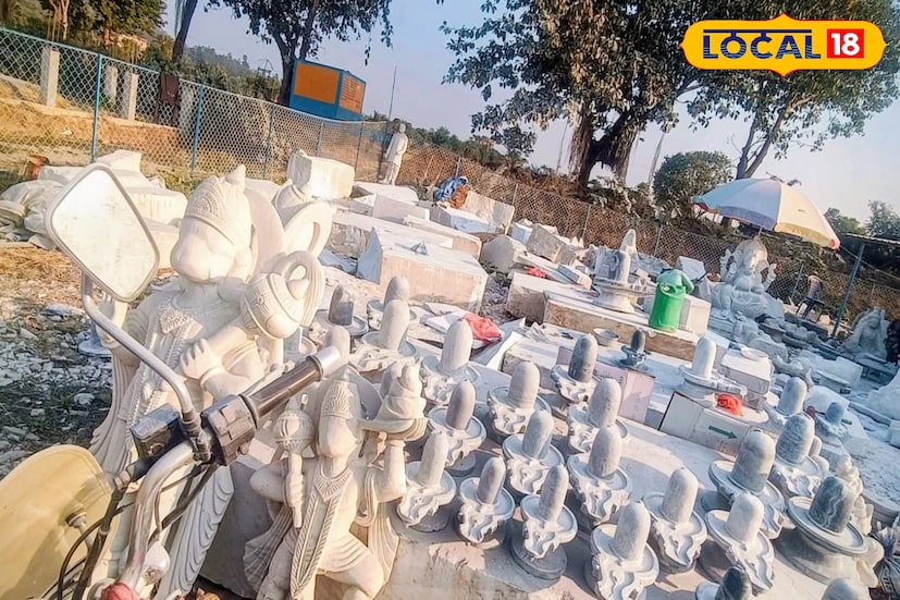 শুধু তাই নয় এই শীতে, তৈরি হয় দেবদেবীদের মূর্তি। পুরোটাই তৈরি হচ্ছে পাথর দিয়ে, গুঁড়ো সাদা পাথর। মেশিন দিয়ে কেটে তৈরি করা হচ্ছে। 