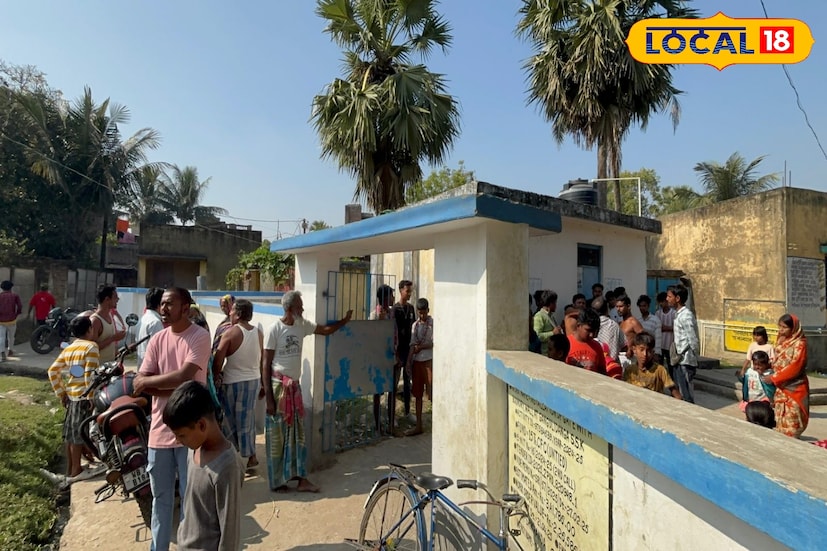 কাটোয়ার গাঙ্গুলিডাঙা শিশু শিক্ষা কেন্দ্রে দিনকে দিন কমে যাচ্ছে পড়ুয়াদের ব্যবহারের থালা-বাসন, বসার সতরঞ্চি, পোস্টার-ব্যানার সহ বিভিন্ন প্রয়োজনীয় সামগ্রী। স্কুলের দ্রব্য উধাও হওয়ার এই ঘটনা নিয়ে দীর্ঘদিন ধরেই বাড়ছিল সন্দেহ ও ক্ষোভ। অবশেষে বৃহস্পতিবার স্কুল প্রাঙ্গণে জড়ো হয়ে এলাকাবাসীরা প্রকাশ্যে ক্ষোভ উগরে দেন স্কুলেরই কর্মরত দিদিমণি আঞ্জুম নারা বিবির বিরুদ্ধে।তথ্য ও ছবি: বনোয়ারীলাল চৌধুরী কাটোয়ার গাঙ্গুলিডাঙা শিশু শিক্ষা কেন্দ্রে দিনকে দিন কমে যাচ্ছে পড়ুয়াদের ব্যবহারের থালা-বাসন, বসার সতরঞ্চি, পোস্টার-ব্যানার সহ বিভিন্ন প্রয়োজনীয় সামগ্রী। স্কুলের দ্রব্য উধাও হওয়ার এই ঘটনা নিয়ে দীর্ঘদিন ধরেই বাড়ছিল সন্দেহ ও ক্ষোভ। অবশেষে বৃহস্পতিবার স্কুল প্রাঙ্গণে জড়ো হয়ে এলাকাবাসীরা প্রকাশ্যে ক্ষোভ উগরে দেন স্কুলেরই কর্মরত দিদিমণি আঞ্জুম নারা বিবির বিরুদ্ধে।তথ্য ও ছবি: বনোয়ারীলাল চৌধুরী