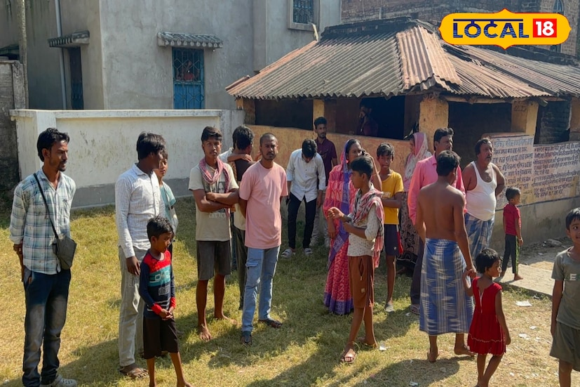 অভিযোগকারীদের দাবি, দিদিমণি দায়িত্ব নেওয়ার পর থেকেই স্কুলের জিনিসপত্র অদৃশ্য হওয়ার ঘটনা বেড়েছে। দিনে দিনে কমে যাচ্ছে খাবার থালা-বাসন, পড়ুয়াদের ব্যবহারের সামগ্রীও। এই পরিস্থিতিতে স্থানীয়রা দাবি তোলেন স্কুলের সামগ্রী বাইরে পাচার করা হচ্ছে। এই সন্দেহ থেকেই এদিন উত্তপ্ত হয়ে ওঠে স্কুল চত্বর।তথ্য ও ছবি: বনোয়ারীলাল চৌধুরী