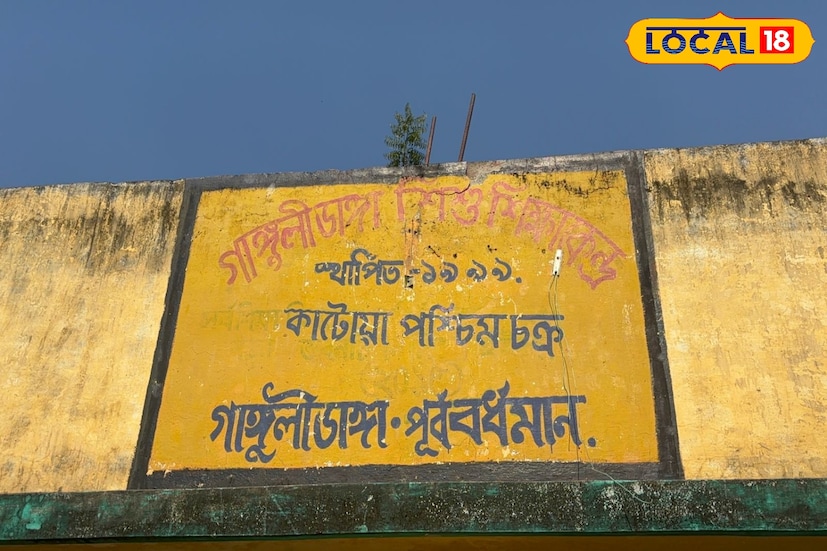 স্থানীয় বাসিন্দা মর্জিনা বিবি জানান, তিনি নিজের চোখে দেখেছেন দিদিমণিকে অফিসঘর থেকে বিভিন্ন সামগ্রী টোটোর মধ্যে তুলে রাখতে। তাঁর কথায়, “আমি দেখেছি পোস্টার, ব্যানার, বাচ্চাদের বসার সতরঞ্চি সব উঠছে টোটোতে। প্রথমে ভেবেছিলাম নতুন জিনিস এসেছে। পরে দেখি মাল বোঝাই টোটোটা স্পিডে স্কুল থেকে বেরিয়ে গেল।” মর্জিনার দাবি, আরও কয়েকজন গ্রামবাসী একই দৃশ্য প্রত্যক্ষ করেছেন।তথ্য ও ছবি: বনোয়ারীলাল চৌধুরী