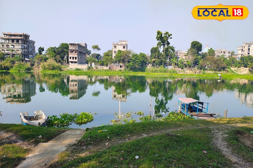 শুধু কলকাতাই নয়, নদিয়ার নবদ্বীপেও রয়েছে কলকাতা পোর্ট ট্রাস্টের অধীনে একটি ছোট একটি ঐতিহাসিক পোর্ট বন্দর। বহু পুরনো এই বন্দরের সঙ্গে জড়িয়ে রয়েছে নবদ্বীপের সমুদ্রবাণিজ্যের স্মৃতি। ছবি ও তথ্য: মৈনাক দেবনাথ শুধু কলকাতাই নয়, নদিয়ার নবদ্বীপেও রয়েছে কলকাতা পোর্ট ট্রাস্টের অধীনে একটি ছোট একটি ঐতিহাসিক পোর্ট বন্দর। বহু পুরনো এই বন্দরের সঙ্গে জড়িয়ে রয়েছে নবদ্বীপের সমুদ্রবাণিজ্যের স্মৃতি। ছবি ও তথ্য: মৈনাক দেবনাথ