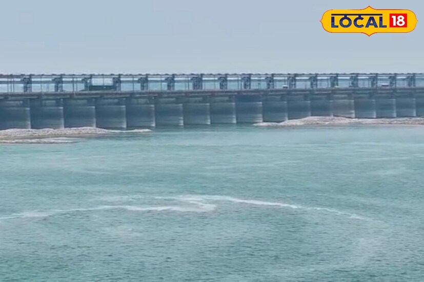 মুর্শিদাবাদ থেকে মালদা যাওয়ার সড়ক পথে ও রেলপথে পড়ে এই ফরাক্কা সেতু। ফরাক্কা তাপবিদ্যুৎ কেন্দ্রের পাশেই ব্যারেজের ওপর অবস্থিত সড়ক পথ ও রেলপথ। বারাসত থেকে ডালখোলা হয়ে শিলিগুড়ি পর্যন্ত ইতি মধ্যেই জাতীয় সড়কের কাজ অধিকাংশ জায়গায় সম্পন্ন হয়েছে।