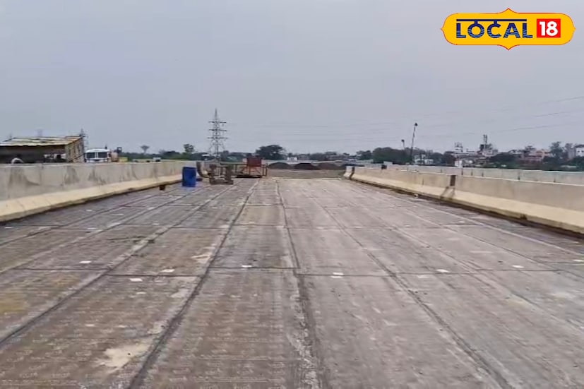 কলকাতা থেকে মালদা কিংবা রায়গঞ্জ বা শিলিগুড়ি যাত্রীদের একটা বড় অংশের চলাচল প্রতিদিন লেগেই থাকে ফরাক্কা ব্যারেজের উপর দিয়ে। সম্প্রতি ফরাক্কা এলেই নজরে আসে কাজ চলতে থাকা দ্বিতীয় ফরাক্কা সেতুর দিকে। যানজট যেভাবে প্রতিদিন বাড়ছে সেক্ষেত্রে দ্বিতীয় সেতু চালু হলে অনেকটাই হাঁফ ছেড়ে বাঁচবে সাধারণ মানুষ।