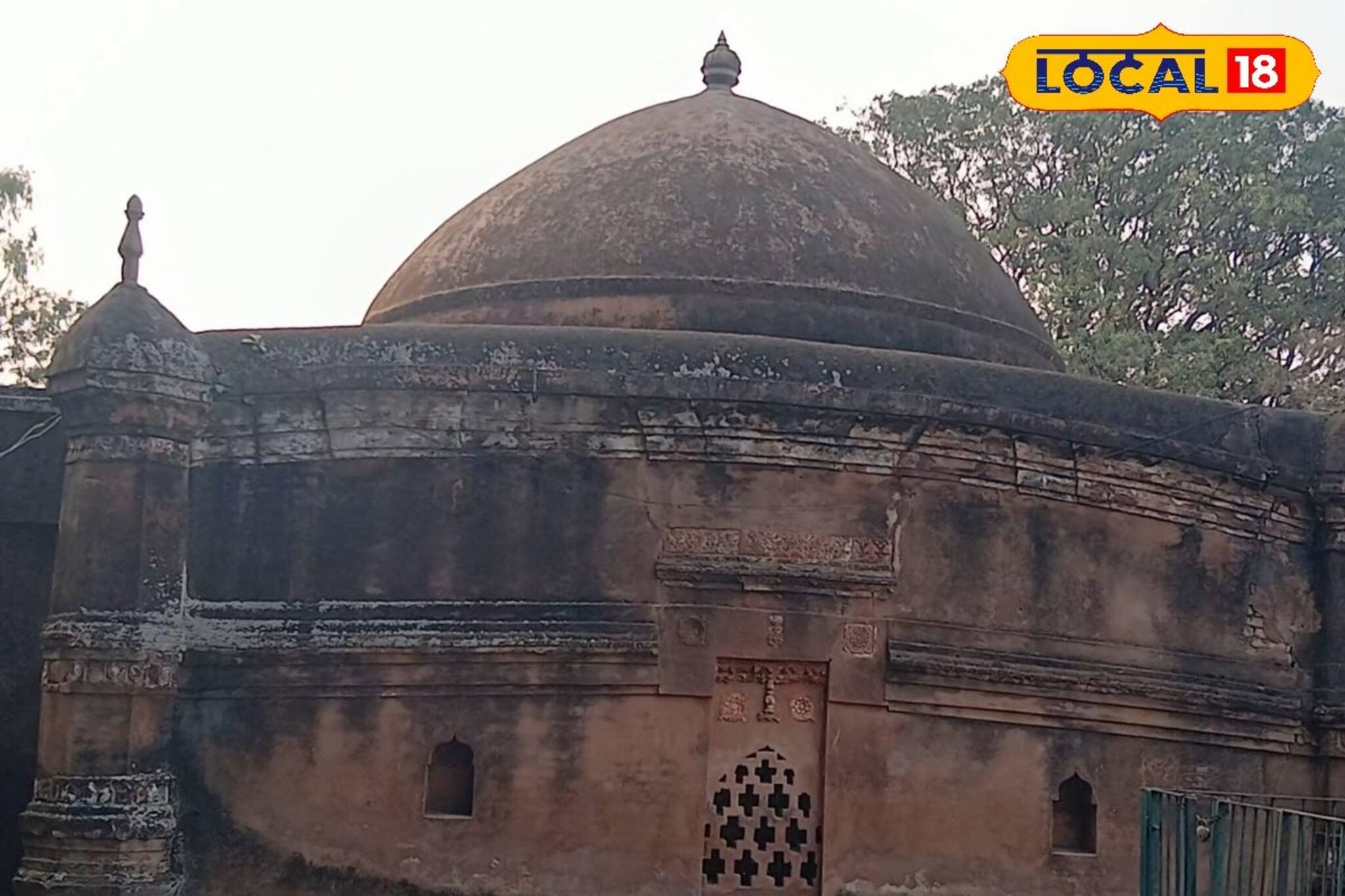ইতিহাস আঁকড়ে ধরে আছে বর্ধমানের ৫০০ বছরের প্রাচীন ঐতিহ্যবাহী সমাধিস্থান