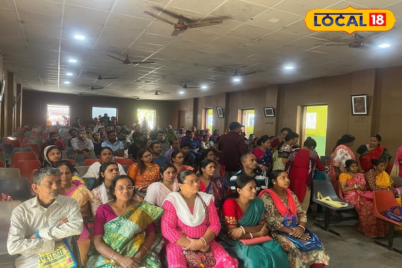 পুরসভা সূত্রে জানা গেছে, কাটোয়া শহরে মোট প্রায় ৪ হাজার ২০০ জন হকার রয়েছেন, যাঁরা রাস্তার ধারে বসে ব্যবসা করেন। তাঁদের মধ্যে ৩ হাজার ৫০০ জনকে পুরসভা ব্যবসার জন্য ঋণ দিয়ে সাহায্য করেছে। এই বিশাল হকার গোষ্ঠীর মধ্যে প্রায় ১ হাজারজন ফুড হকার, যাঁরা তেলেভাজা থেকে শুরু করে ফাস্টফুড বিক্রি করেন শহরের বিভিন্ন এলাকায়।তথ্য ও ছবি : বনোয়ারীলাল চৌধুরী