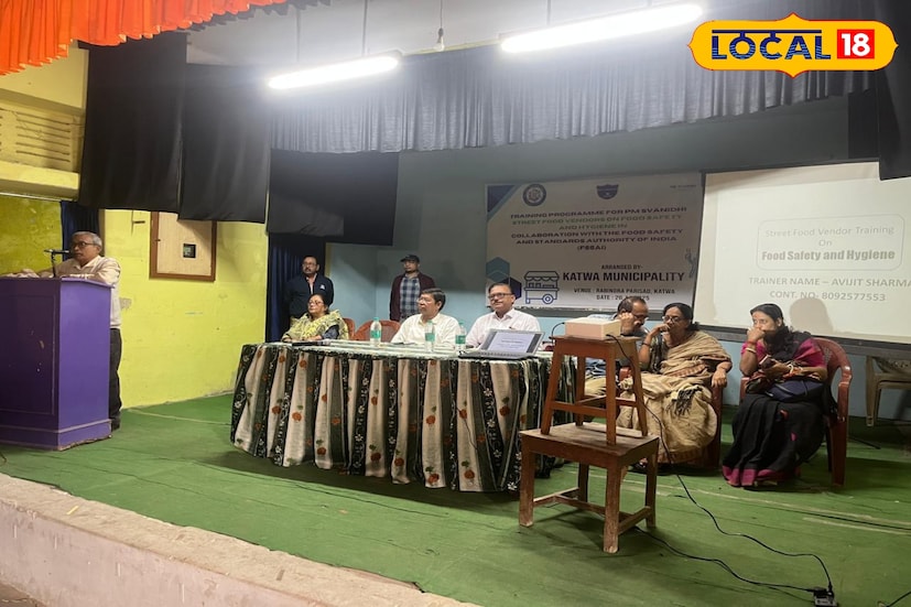 কাটোয়া শহরের রাস্তায় দিন দিন বেড়েই চলেছে ফাস্টফুডের দোকান। বেশিরভাগ দোকানই ঠেলাগাড়িতে করে রাস্তার ধারে অস্বাস্থ্যকর পরিবেশে ব্যবসা চালাচ্ছে বলে অভিযোগ। শহরের বিভিন্ন মোড়ে বিরিয়ানি, মোমো, এগরোল থেকে শুরু করে চাউমিন সবই তৈরি হচ্ছে স্বাস্থ্যবিধি উপেক্ষা করে। নোংরা তেলে ভাজা হচ্ছে চপ ও কাটলেট। এই পরিস্থিতি নিয়ে বারবার সরব হচ্ছেন এলাকার বাসিন্দারা।তথ্য ও ছবি : বনোয়ারীলাল চৌধুরী