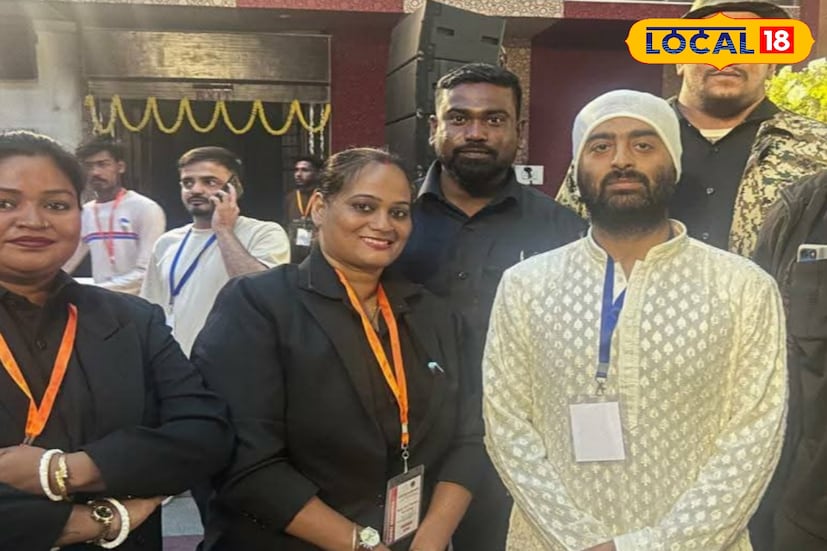 তবে প্রশিক্ষণ শেষে সকলের সঙ্গেই ছবি তুলতে দেখা যায় অরিজিৎ সিংকে। কাওকে তিনি নিরাশ করেননি। আমন্ত্রিত অতিথি থেকে সিকিউরিটি, ছাত্র ছাত্রী সকলের সঙ্গে ছবি তুলতে দেখা যায় এই গায়ককে ।