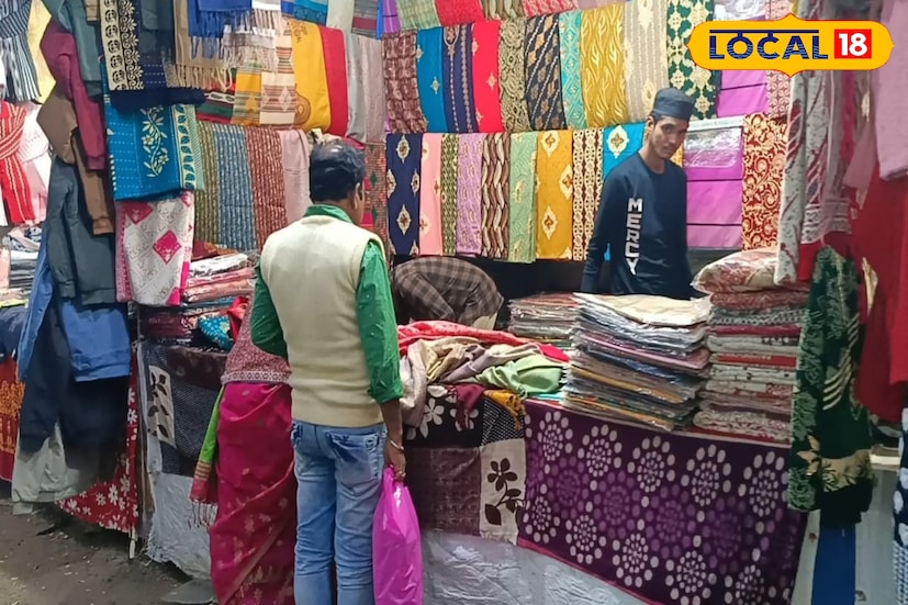 মেদিনীপুর, রঞ্জন চন্দ: শীতের পোশাকের কেনার কথা মনে হলে প্রথমেই আছে পাঞ্জাব লুধিয়ানার কথা। উত্তর ভারত পাঞ্জাবের শীতের ভ্যারাইটির পোশাক একদিকে যেমন বেশ টেকসই তেমনই দাম অত্যন্ত কম। তবে এবার সেই পাঞ্জাবের ভ্যারাইটির শীতের পোশাক পাবেন বাংলায়, তাও প্রত্যন্ত জঙ্গলমহলে। ছবি ও তথ্য: রঞ্জন চন্দ 