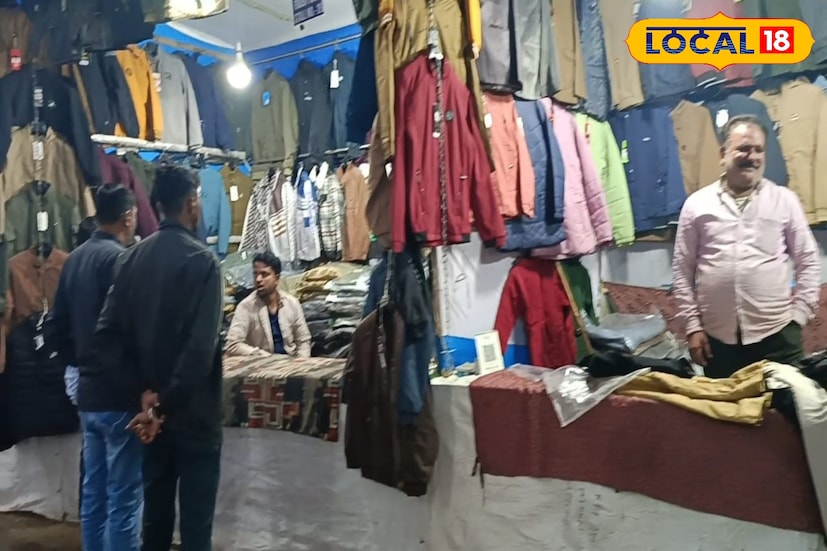 বিদ্যাসাগর হলের পাশেই শুরু হয়েছে লুধিয়ানা সেল, আর প্রথম দিন থেকেই ভিড় উপচে পড়ছে সাধারণ মানুষের। দুপুর হতেই সেলে ভিড় বাড়তে থাকে ক্রেতাদের। কম দামে শীতের পোশাকের বিস্তৃত সম্ভার পেয়ে উৎসাহের সাথে কেনাকাটা করছেন বহু মানুষ। সোয়েটার, জ্যাকেট থেকে শুরু করে শাল–সবই মিলছে সুলভ মূল্যে। ছবি ও তথ্য: রঞ্জন চন্দ 