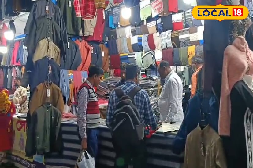 মেদিনীপুর শহরের এই বিশেষ জায়গায় বেশ কয়েক দশক ধরেই স্টল দিয়ে বিক্রি করেন পাঞ্জাব থেকে আসা বিক্রেতারা। মূলত শীতের এই সময়ে সেল থাকে জামা কাপড়ের উপর। বিভিন্ন ধরনের শীতের পোশাক পাওয়া যাচ্ছে অত্যন্ত কম দামে। আর প্রতিদিন সন্ধ্যা হলেই ভিড় জমাচ্ছেন বহু মানুষ। ছবি ও তথ্য: রঞ্জন চন্দ 