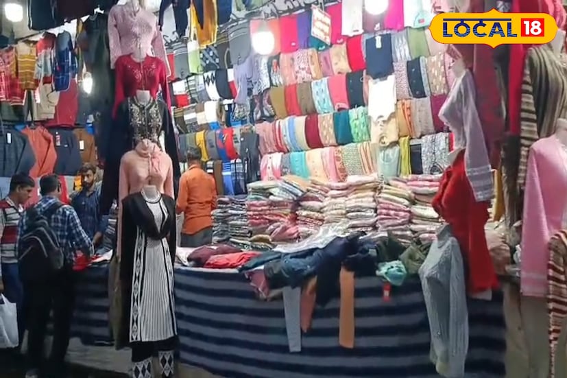 আয়োজকদের পক্ষ থেকে জানান হয়েছে, এই লুধিয়ানা সেল চলবে আগামী ফেব্রুয়ারি মাস পর্যন্ত। শীতের মরশুমে কম খরচে মানসম্মত পোশাক কেনার সুযোগ পেয়ে খুশি ক্রেতারা। ক্রেতা পায়েল দাস বলেন, অত্যন্ত কম দামে পাওয়া যাচ্ছে। প্রতি বছর আমি এই জায়গা থেকে কিনি। পোশাকের গুণগত মানও খুব ভালো। ছবি ও তথ্য: রঞ্জন চন্দ 