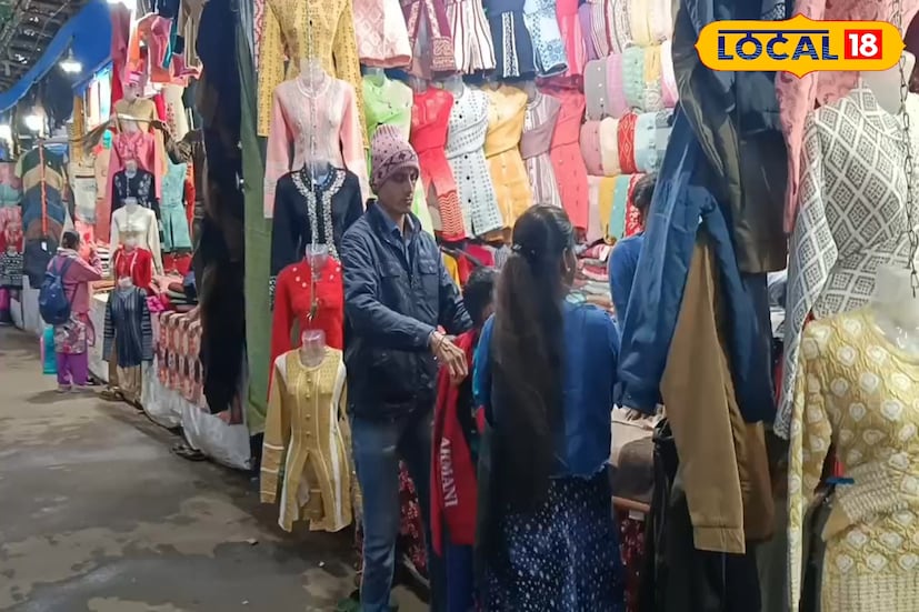 এবার জঙ্গলমহলে মিলছে পাঞ্জাবের শীতের পোশাক। লাইন দিয়ে সারি সারি দোকান, আর দোকানের সামনে ঝুলছে বিভিন্ন ভ্যারাইটির ছেলে-মেয়ে কিংবা বাচ্চা ও বুড়োদের জন্য বিভিন্ন ধরনের শীতের পোশাক। সোয়েটার টুপি থেকে নানান ধরনের জিনিস যা মিলছে অত্যন্ত সুলভ দামে। ছবি ও তথ্য: রঞ্জন চন্দ 