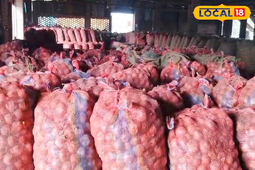 পেঁয়াজ ব্যবসায়ীরা জানান, আগে বাংলাদেশে পেঁয়াজ রফতানি হত। তাই সীমান্তবর্তী এই এলাকায় মজুত রাখা হত পেঁয়াজ। কিন্তু এ'বছর বাংলাদেশ সরকার ঠিক করেছে এদেশের থেকে পেঁয়াজ নেবে না। তাই বাড়তি পেঁয়াজ নষ্ট হয়ে যাওয়ার আগেই কম দামে বিক্রি করে দেওয়া হচ্ছে। 