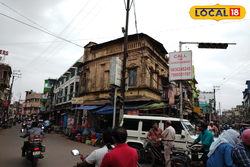 বাঁকুড়ার বেশিরভাগ সরকারি অফিসের ঠিকানা এই 'মাচানতলা'ই। গড়ে উঠেছে বাজার, ব্যস্ত জনজীবন। 