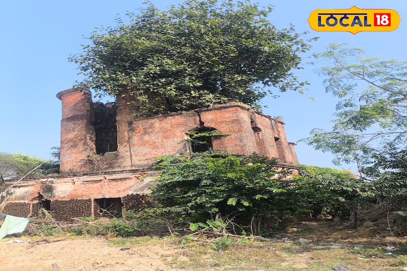  ইদগা মহল্লার মূল সড়কের পাশেই মাচানটি। বাজ পড়ে কিংবা অন্য কোনও প্রাকৃতিক বিপর্যয়ে মাচানটির অনেকটাই ভেঙে গিয়েছে। পরবর্তীকালে সরকারিভাবে মাচানটির উপরে জলের ট্যাংক বসানো আছে। সাধারণত ৪০-৫০ ফুট উচ্চতার হয় মাচান, উপরের দিকে ক্রমশ সরু হতে থাকে। 