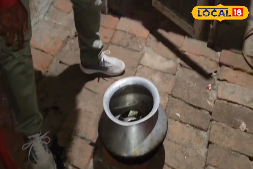 সর্প প্রেমীরা এসে সাবধানে সাপটিকে উদ্ধার করেন। সাপটি উদ্ধার হতেই স্বস্তির নিঃশ্বাস এলাকার বাসিন্দারা। তবে রান্নাঘর থেকে গোখরা উদ্ধার হওয়ার ঘটনায় আতঙ্ক এখনো কাটেনি।