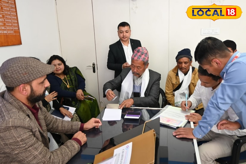 পাহাড়ের অর্থনীতিতে নতুন দিগন্ত খুলে গেল। বহুদিনের চা-নির্ভর অর্থনীতির বাইরে এসে এবার দার্জিলিং পাহাড় মধু উৎপাদনের ক্ষেত্রেও নিজেদের পরিচয় তৈরি করছে। আইভি মাল্টিপারপাস কো-অপারেটিভ সোসাইটির উদ্যোগে দার্জিলিংয়ে আনুষ্ঠানিকভাবে বড় আকারের মধু উৎপাদন প্রকল্প শুরু হল, যা এই অঞ্চলে প্রথম। (ছবি ও তথ্যঃ ঋত্বিক ভট্টাচার্য)