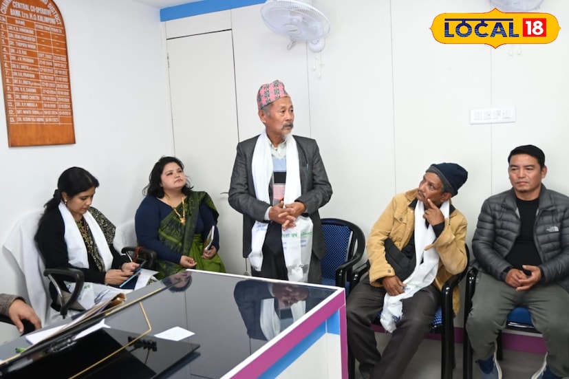 গত দুই মাসের ধারাবাহিক পরিশ্রম, কৃষকদের সঙ্গে আলোচনা ও মাঠ পর্যবেক্ষণের পর আইভি মাল্টিপারপাস কো-অপারেটিভের সঙ্গে মিনারেল স্প্রিংস পিএসসি এবং গয়াবাড়ি আঞ্চলিক পিএসসি-র একটি গুরুত্বপূর্ণ ত্রিপাক্ষিক চুক্তি স্বাক্ষরিত হয়েছে। অনুষ্ঠানে উপস্থিত ছিলেন রাজ্য নোডাল অফিসার সহ পিএমইউ সেলের প্রতিনিধিরা। সভাপতিত্ব করেন ডিসিডিসিবি–র চেয়ারম্যান কেশব রাজ পাখরেল। 