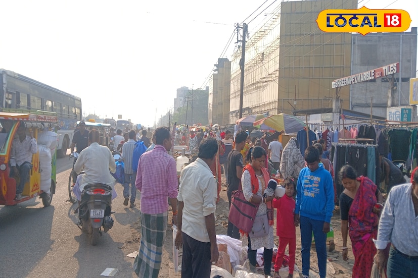 এই শীতের সময় অঙ্কুরহাটি পোশাকহাটে শীতের পোশাকের বিপুল সম্ভার। ফলে খুচরো ও পাইকারি ক্রেতারা ছুটে আসছেন। দুর্গাপুজো বা ঈদের সময় আরও বেশি সংখ্যক মানুষ হাজির হন। ফলে যানজট আরও বেশি দেখা যায়। যদিও এই যানজট নিয়ন্ত্রণ করতে এবং দুর্ঘটনা কম করতে পুলিশ সজাগ। (ছবি ও তথ্যঃ রাকেশ মাইতি)