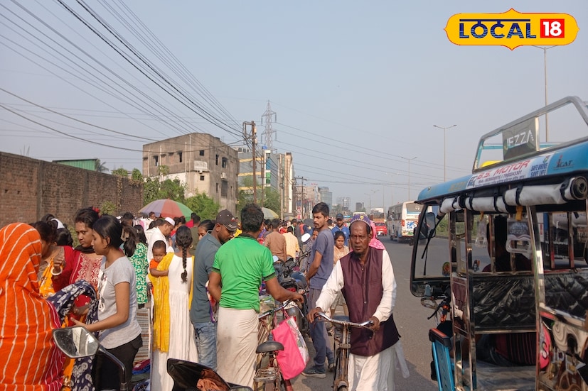 শুক্রবার করে অঙ্কুরহাটি পোশাক হাটে মানুষের ঢল নামে। দিন যত গড়াচ্ছে, ততই পোশাক হাটের বহর বেড়ে চলেছে। অঙ্কুরহাটির বিস্তীর্ণ এলাকা জুড়ে পোশাক কারিগরদের তৈরি পোশাক এই হাটে বিক্রি হচ্ছে। অন্যান্য বাজারের তুলনায় এখানে পোশাকের দাম কম হওয়ায় ক্রেতারা দারুণভাবে ভিড় জমাচ্ছেন। শুক্রবার ভোর থেকে সন্ধ্যা পর্যন্ত ক্রেতা-বিক্রেতা হাজির। এদিকে এর জেরে সকালের পর থেকে ১৬ নম্বর জাতীয় সড়কে যানজট সৃষ্টি হয়। পরিস্থিতি সামাল দিতে কর্তব্যরত পুলিশকে হিমশিম খেতে হয়। 
