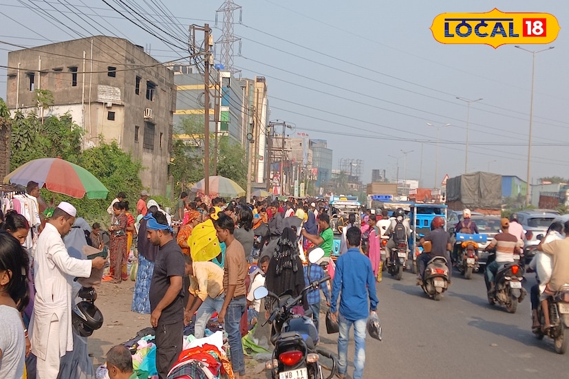 সহজ যোগাযোগ ব্যবস্থার কারণে এই হাটে সারা বছর মানুষের প্রচুর ভিড় থাকে। এদিকে ব্যস্ত জাতীয় সড়কের ফলে অঙ্কুরহাটি পোশাক হাটে দুর্ঘটনার আশঙ্কাও প্রবল। পোশাক কিনতে অনেকেই বাইক ও টোটোর মত ছোট গাড়ি নিয়ে উপস্থিত হন। কখনও কখনও জাতীয় সড়কের উপরেই সারি দিয়ে দাঁড়িয়ে যায় গাড়ি। ফলে যানজট আরও জটিল চেহারা নেয়। 